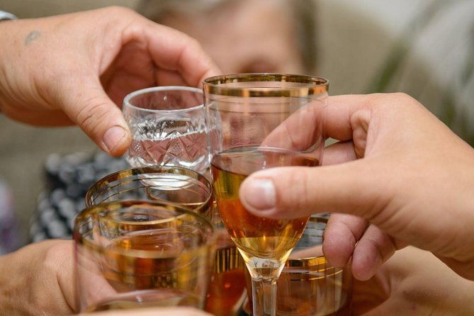 athens-moonlight-waling-tour-with-drinks-and-meze-dishes