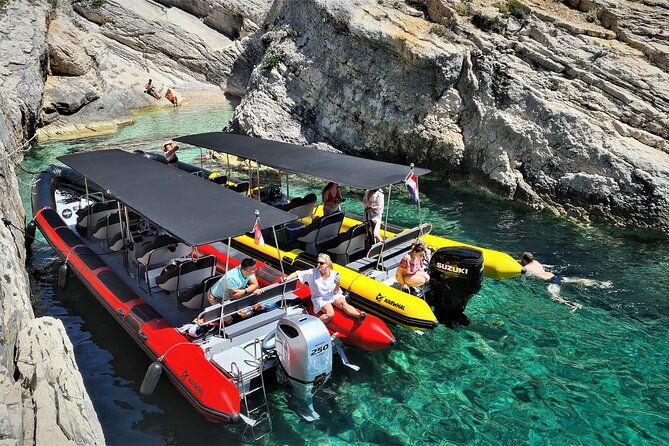 blue-cave-hvar-5-islands-speedboat-with-cozy-seats-in-shade