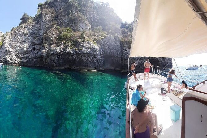 boat-tour-giardini-naxos-taormina-isola-bella-blue-grotto