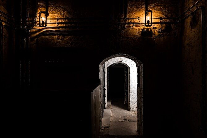 edinburgh-witches-old-town-walking-tour-underground-vault