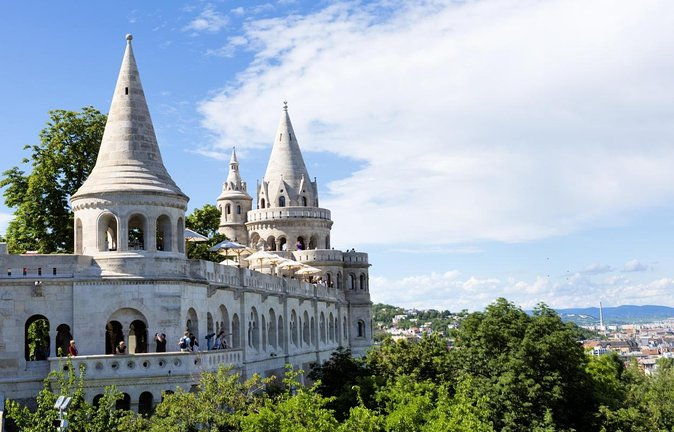 free-walking-tour-in-the-buda-castle-incl-fishermans-bastion