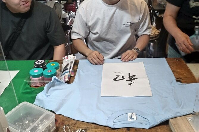 handwriting-kanji-with-ink-on-t-shirt-private-art-class-in-tokyo