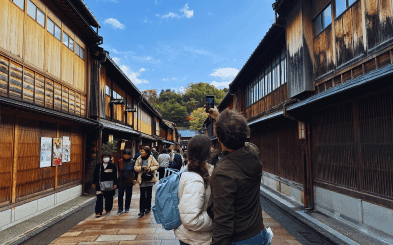 kanazawa-half-day-private-tour-garden-castle-geisha