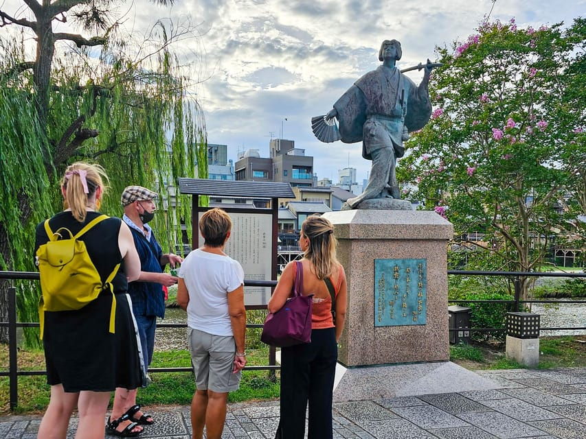 kyoto-gion-district-guided-walking-tour-at-night-with-snack