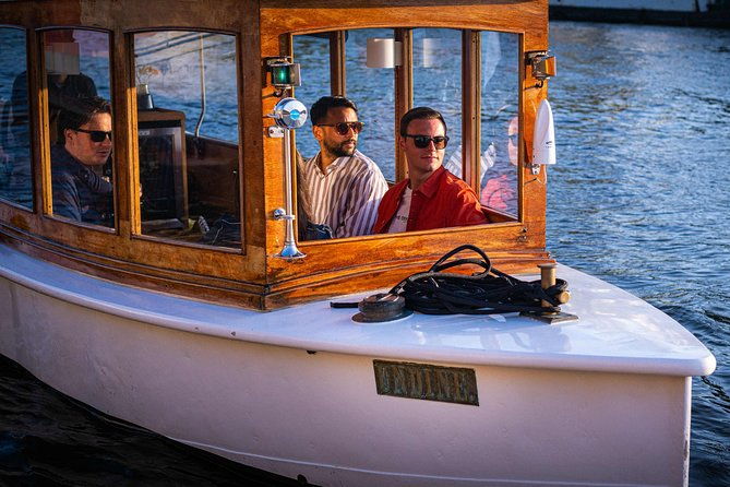 private-boat-tours-amsterdam-welcome-drink-amsterdam-canals