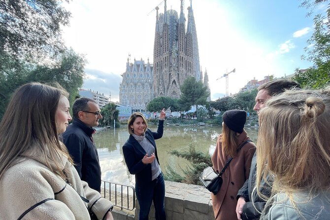 sagrada-familia-and-guell-park-small-group-tour-drink-and-tapa