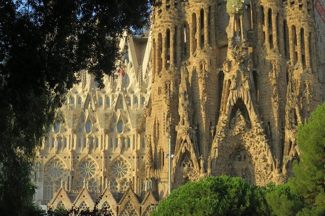 sagrada-familia-exterior-free-tour-stories-secrets-symbolism