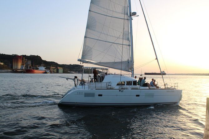 sailing-catamaran-sunset-group-cruise-with-welcome-drink