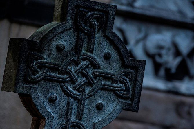small-group-edinburgh-underground-vaults-graveyard-ghost-tour