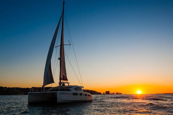 sunset-catamaran-in-lisbon-music-and-open-bar