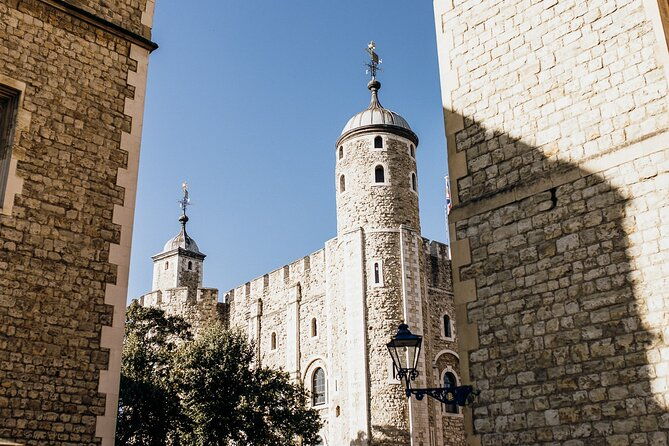 tower-of-london-tour-with-crown-jewels-cruise