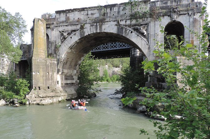 urban-rafting-on-romes-tiber-river