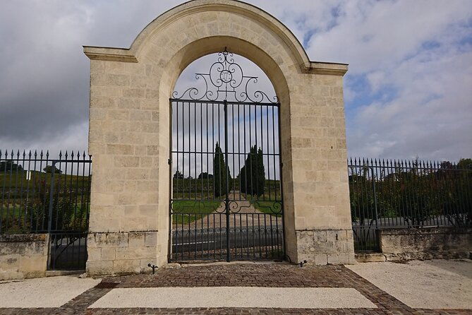 a-day-in-saint-emilion-in-a-small-group-electric-luxury-van