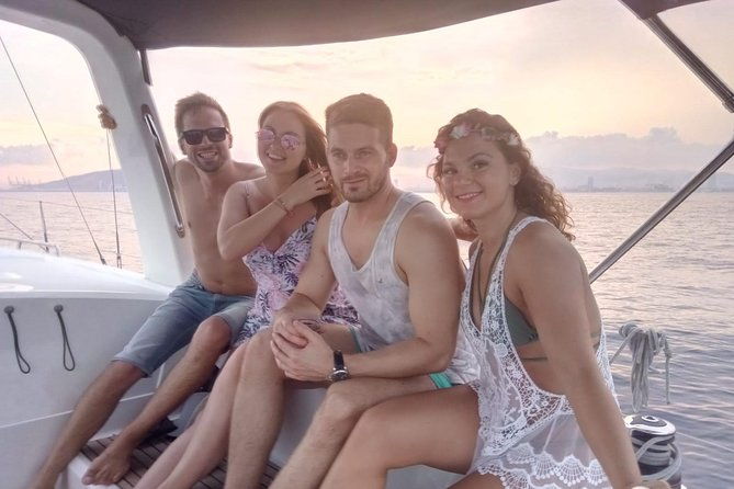 active-2-hour-sailing-tour-in-barcelona-with-open-bar-snacks