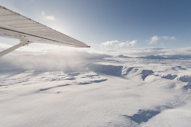 airplane-flight-over-vatnajokull-volcanic-eruption-sites