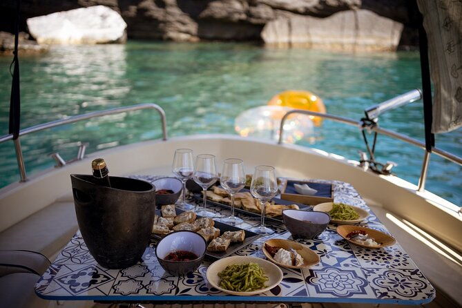 aperitif-on-a-boat-at-sunset-porto-venere-and-islands