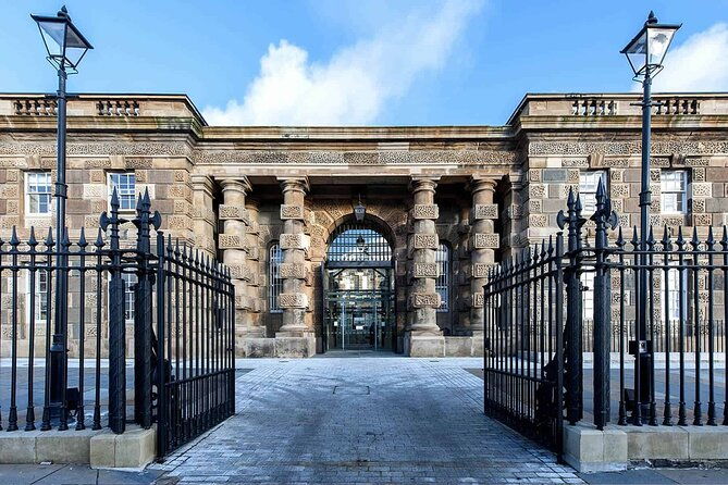 black-taxi-tour-and-crumlin-road-gaol-tour-combo
