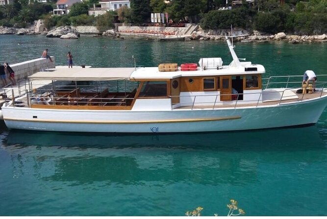 boat-tour-at-delfina-hvar