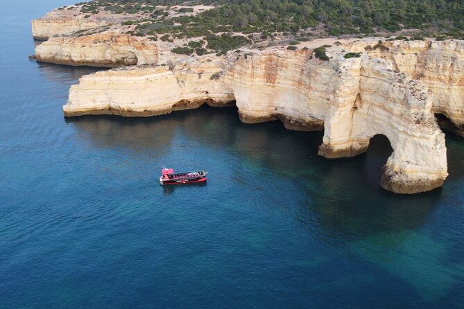 catamaran-tour-to-benagil-caves