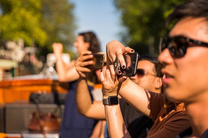 classic-salonboat-tour-in-amsterdam-including-cheese-and-wine