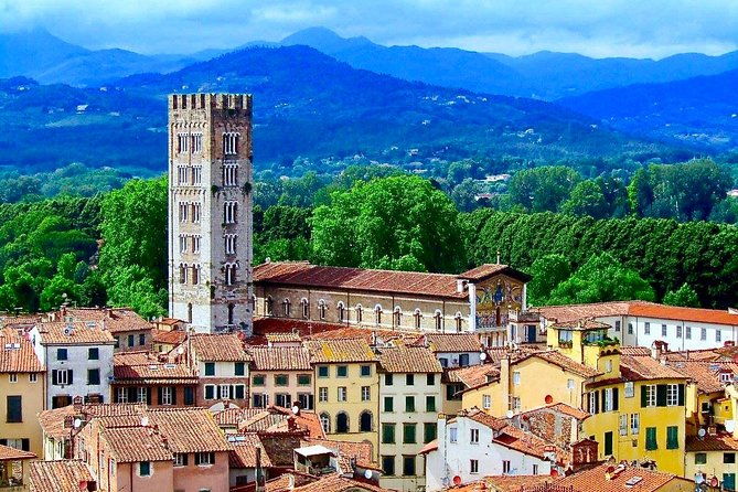 discover-luccas-secrets-on-a-guided-walking-tour