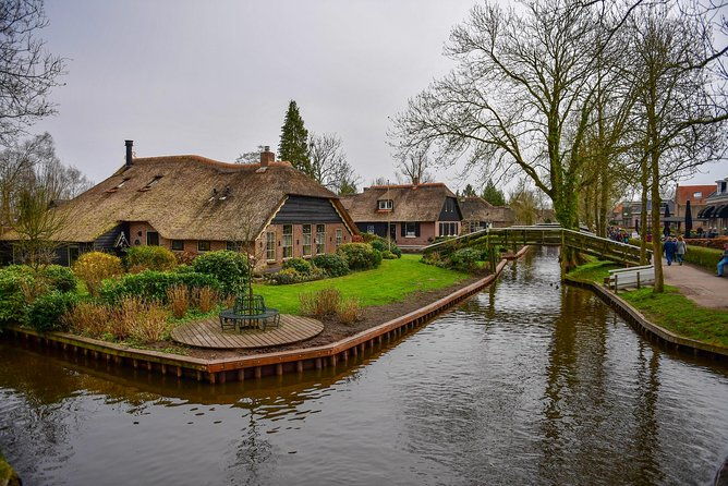 giethoorn-day-trip-from-amsterdam-with-boatride