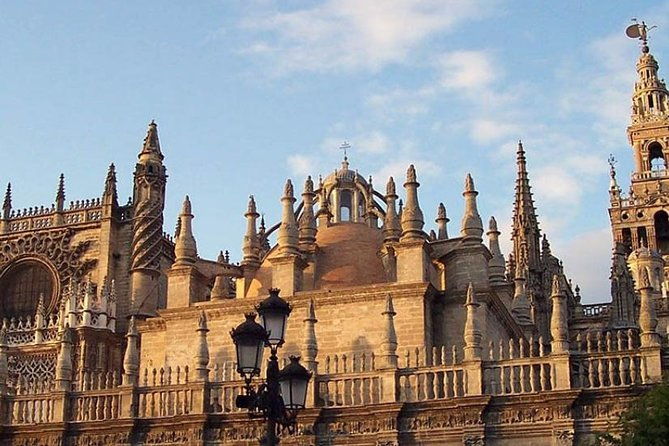 guided-tour-of-santa-cruz-jewish-quarter-alcazar-and-cathedral