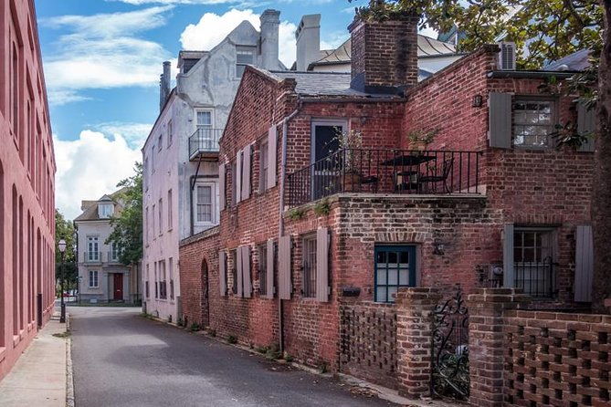hidden-alleyways-and-historic-sites-small-group-walking-tour