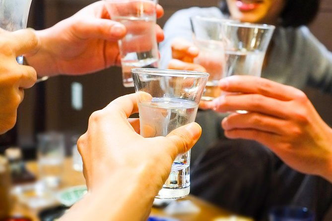japanese-sake-lesson-tasting-at-izakaya-pub