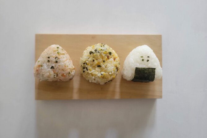 kamakura-small-group-onigiri-making-and-sake-tasting-in-sake-bar