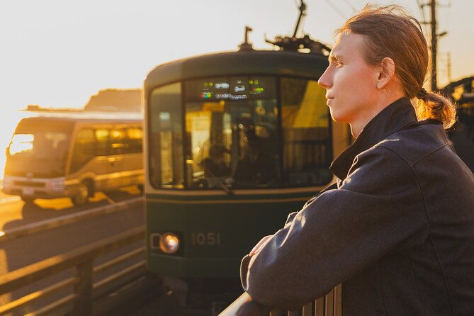 kamakura-tour-with-pro-photographer-anime-train-fuji-sunset