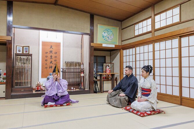 kimono-photo-session-experience-japanese-culture-inside-a-shrine