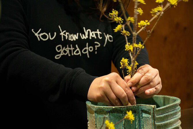 kyoto-tea-ceremony-with-japanese-flower-arrangement-ikebana