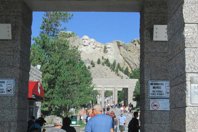 mount-rushmore-and-black-hills-tour-with-two-meals-and-a-music-variety-show