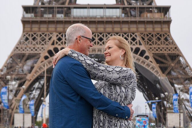 photo-session-in-paris-photographer-at-the-eiffel-tower