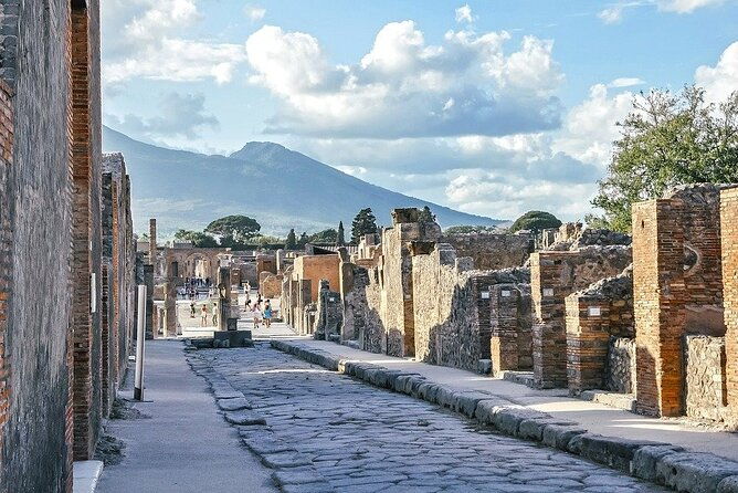 pompeii-walking-tour-the-real-history-of-the-ruins
