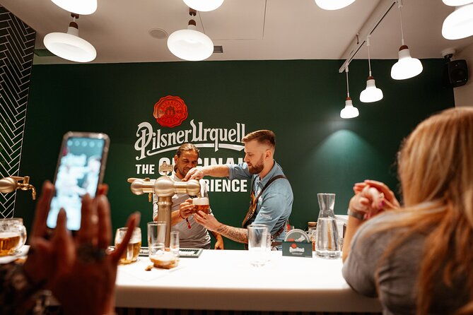 prague-beer-pouring-class-at-pilsner-urquell