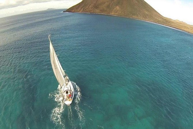 private-boat-tour-to-lobos-island-from-corralejo