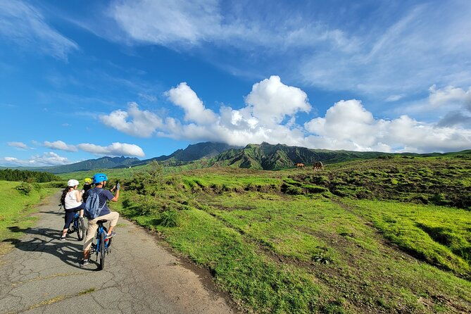 private-e-mtb-guided-cycling-around-mt-aso-volcano-grasslands
