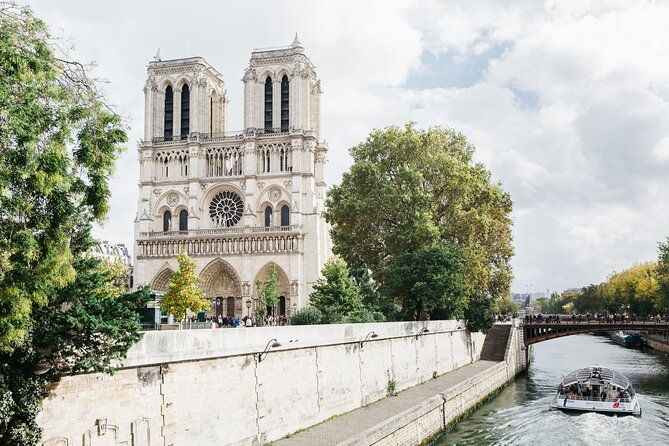 private-historical-tour-of-notre-dame-exterior