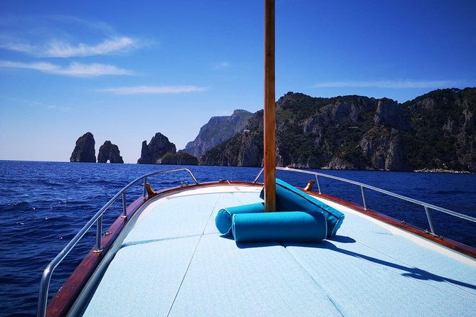 private-island-of-capri-by-boat