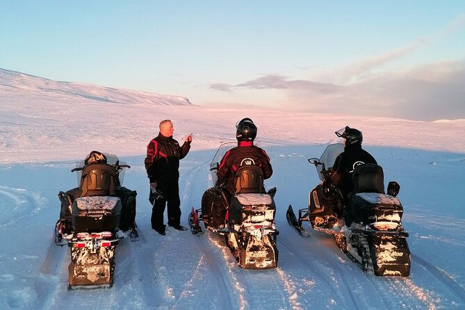 snowmobile-safari-in-the-mountain-plateau-of-finnmarksvidda
