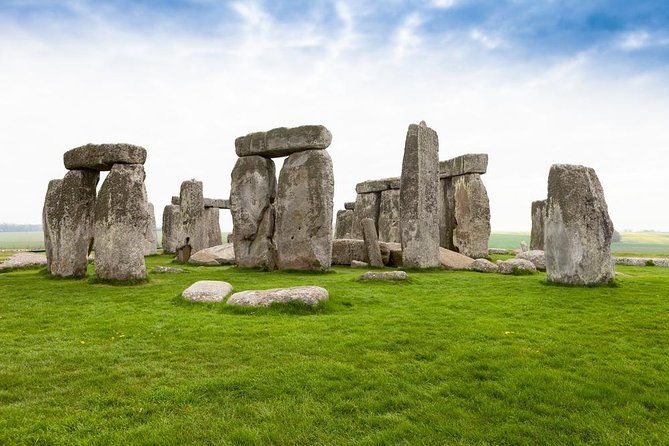 stonehenge-windsor-castle-and-bath-with-pub-lunch-in-lacock