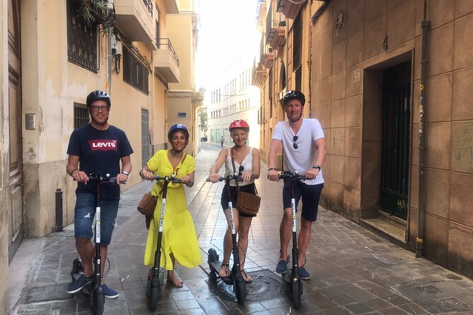 street-art-group-guided-tour-on-city-bike
