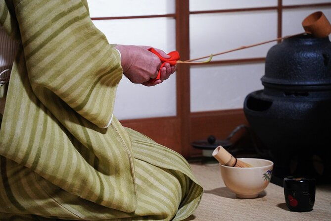 tea-ceremony-by-the-tea-master-in-kyoto-shiun-an