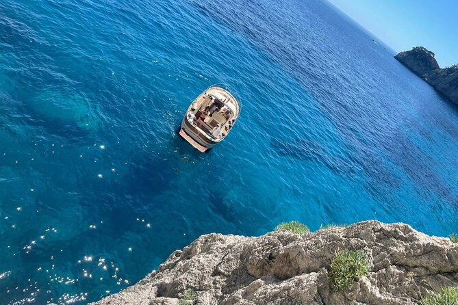 three-hour-private-guided-tour-of-capri-with-a-luxury-gozzo-cabin-cruiser