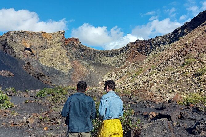 trekking-in-the-volcanoes-natural-park-in-a-small-group