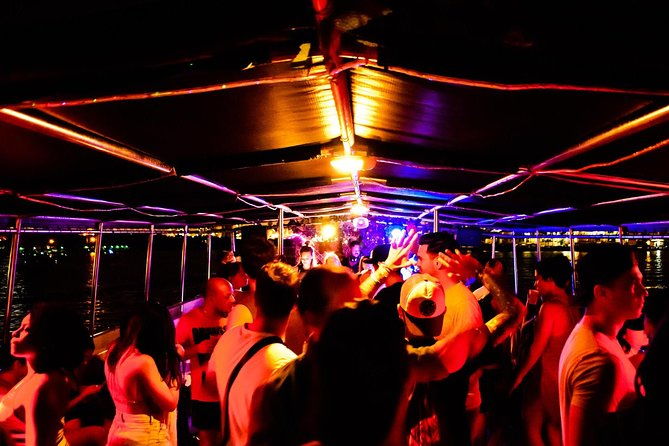 valentines-day-romantic-miami-boat-cruise-with-champagne