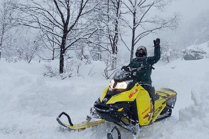 winter-holiday-snowmobiling-in-nozawa-onsen-area