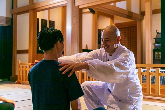 zen-meditation-with-a-japanese-monk-in-odawara-castle